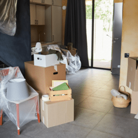 Interieur d'une maison rempli de cartons et en désordre illustrant le besoin de connaître le tarif pour débarrasser une maison