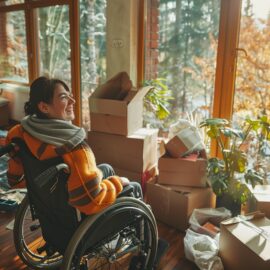Personne en fauteuil roulant consultant un conseiller financier sur les aides de déménagement disponibles à Clermont-Ferrand pour les personnes handicapées